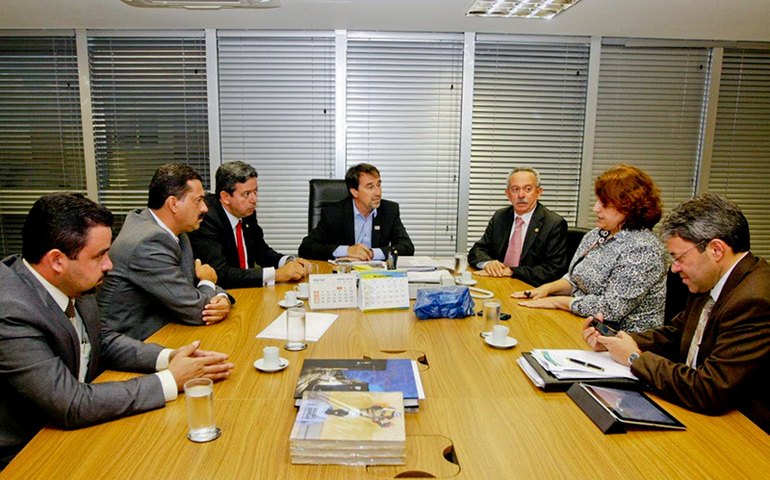 Prefeito Marlan Ferreira discute em Brasília retomada  das obras de construção de casas em Limoeiro