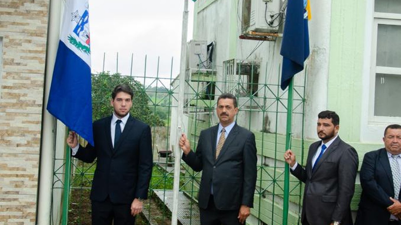Marlan Ferreira comemora emancipação de Limoeiro entregando obras à população