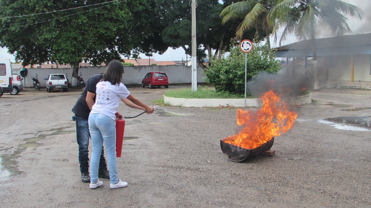 Pestalozzi realiza simulação de incêndio em treinamento interno
