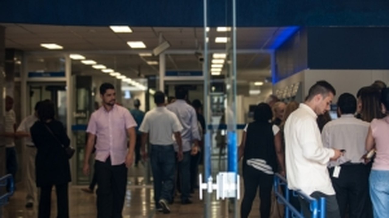 Bancos fecham amanhã e reabrem na quinta-feira