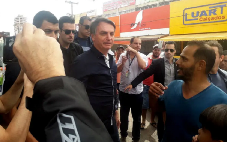 Partidos estudam acionar Bolsonaro na Justiça por passeio em meio à pandemia