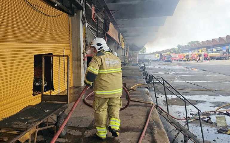 Incêndio no Ceasa do Rio está controlado, mas bombeiros seguem no rescaldo