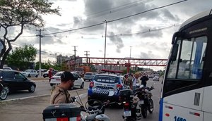 Mulher fica ferida após colisão entre carro e moto na Zona Sul de Aracaju / Foto: Foto: SMTT/Divulgação