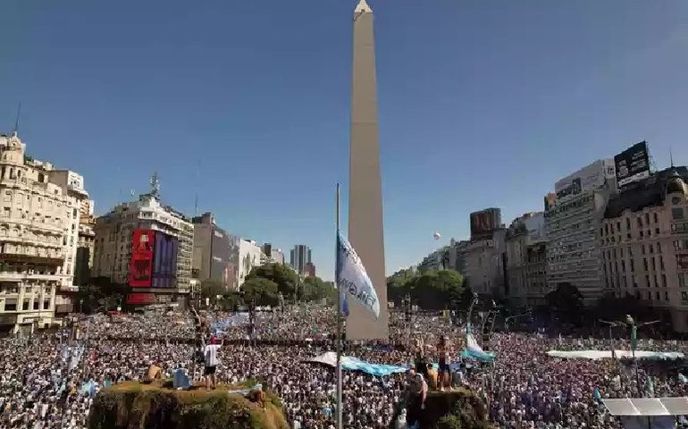 Festa pelo tri mundial da Argentina deixa rastro de destruição em Buenos Aires