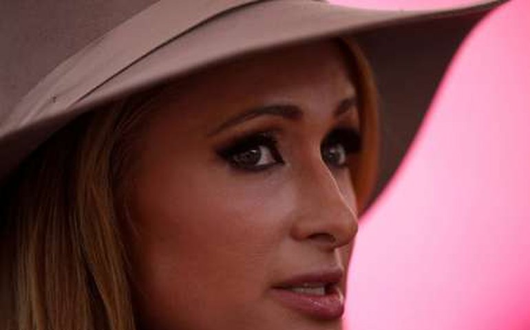 Paris Hilton afirma que foi vítima de bullying na adolescência
