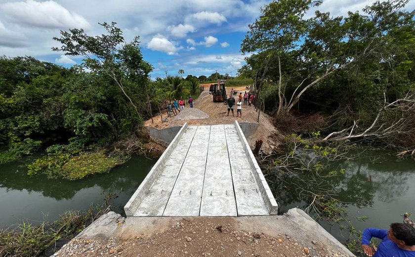 Prefeitura de Penedo conclui segunda ponte de concreto da estrada da Ponta Mofina