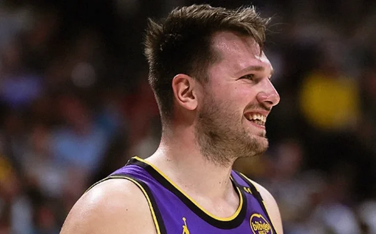 Luka Doncic reencontra Dallas Mavericks e comanda vitória do Los Angeles Lakers na NBA