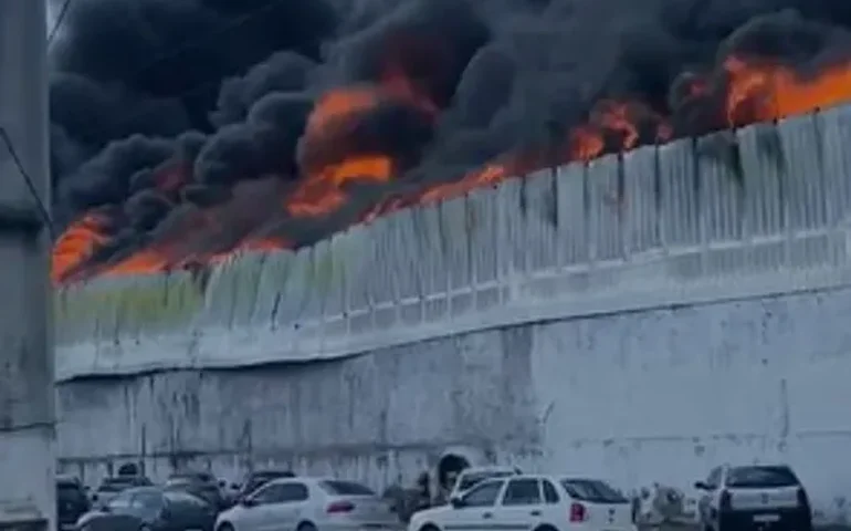 Bombeiros levam 12 horas para controlar incêndio em fábrica no Distrito Industrial