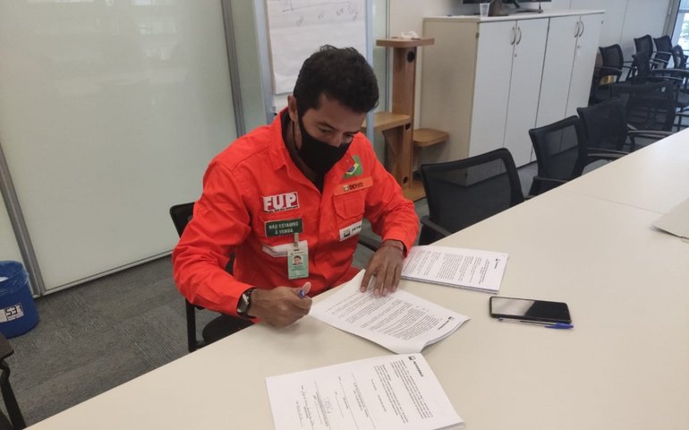 FUP e sindicatos assinam acordo de PLR com Petrobras para 2021 e 2022