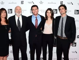 Sangue é encontrado em quarto de hotel de filho de Rob Reiner, diz mídia