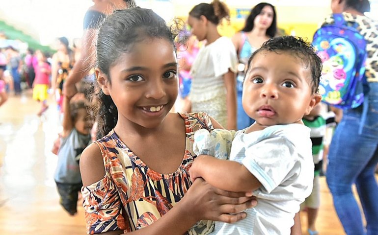 Festa das crianças reúne centenas de meninos e meninas no Ginásio João Paulo II