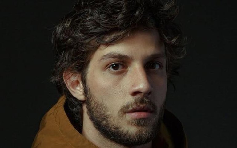 Chay Suede lança música &#8216;Chora Pra Ver Como É&#8217; em seu aniversário