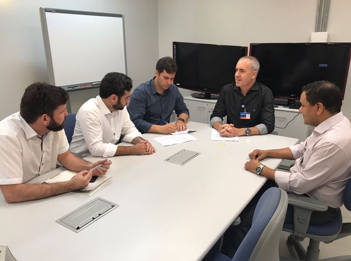 Prefeito Cacau assina contrato com a CEF para urbanizar orla da Massagueira