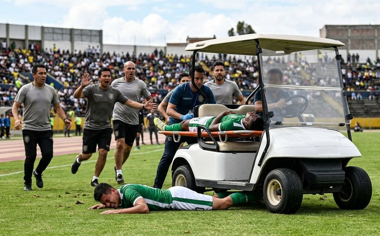 Carrinho-maca socorre atleta, mas atropela companheiro em partida no Equador