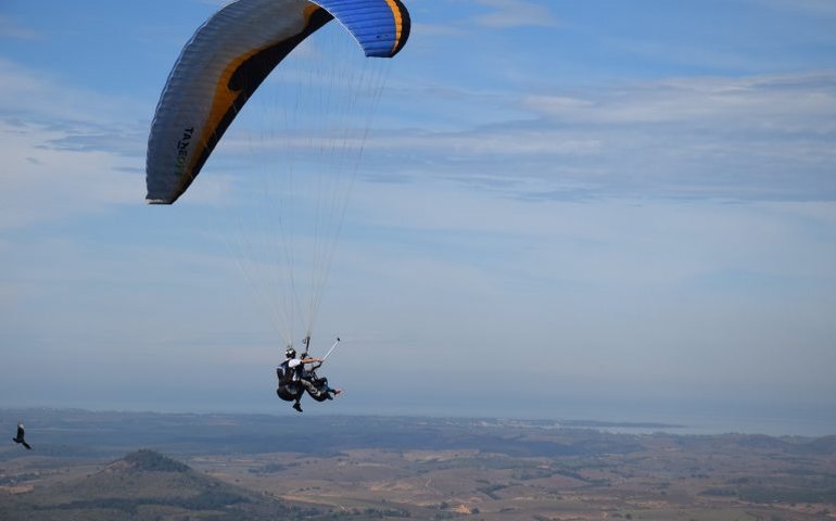 Brasileiro que morava em Londres morre após saltar de parapente na Paraíba