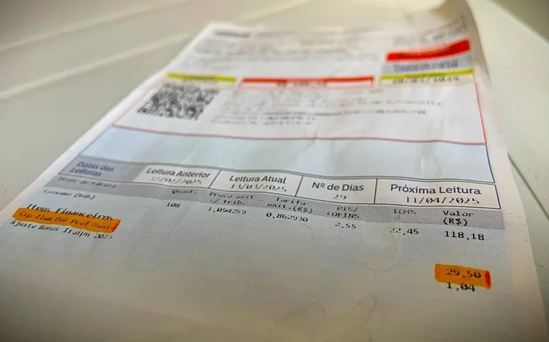 Justiça condena Equatorial a indenizar consumidora após cobrança 'anormal' de R$ 1.100 na conta de luz