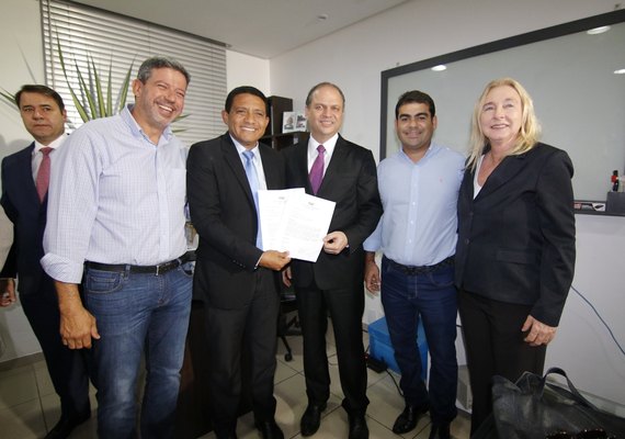 Prefeito se reúne com ministro da Saúde e defende implantação de Hospital Materno-Infantil, em Palmeira