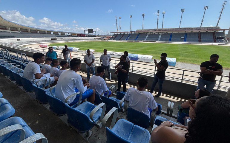 Socioeducandos visitam Estádio Rei Pelé em atividade guiada pela Selaj e Seprev