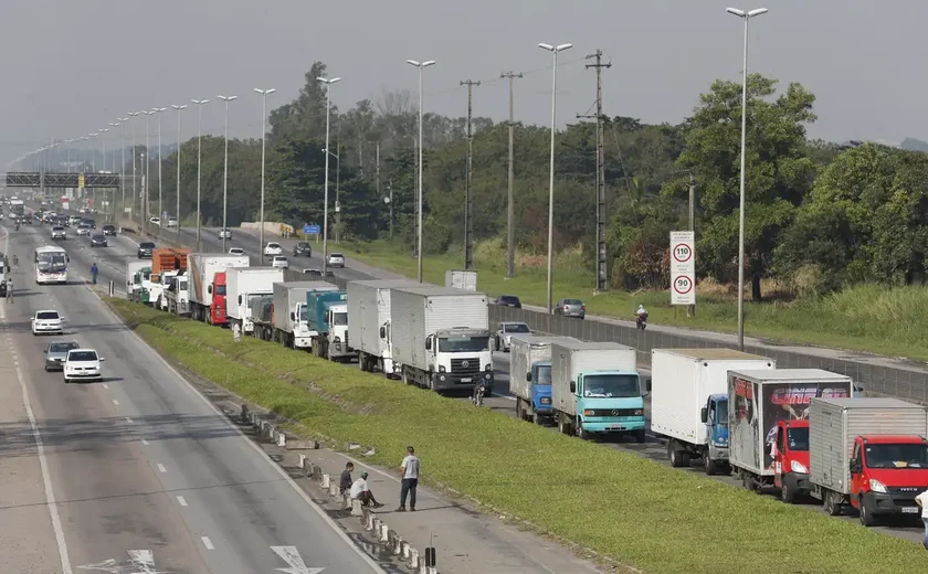 Acidente entre caminhão e ônibus deixa 24 pessoas mortas no norte da Bahia