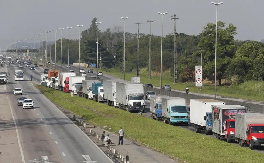 Acidente entre caminhão e ônibus deixa 24 pessoas mortas no norte da Bahia