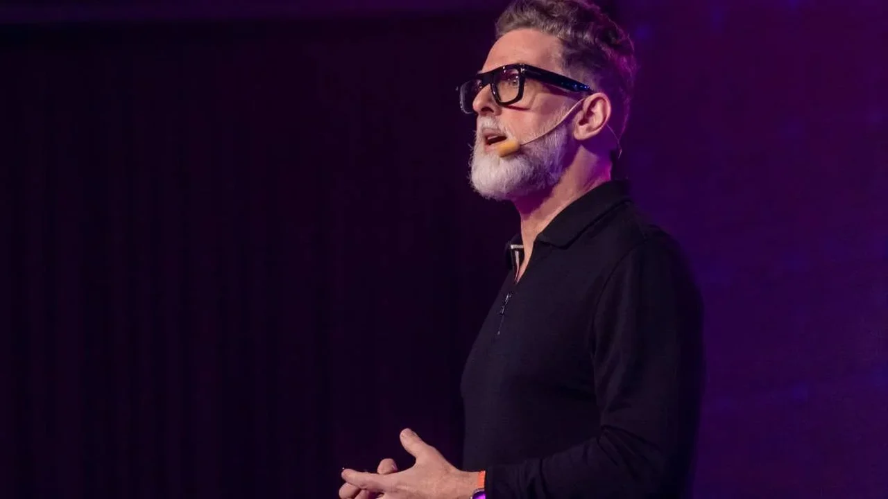 CEOs devem atuar como maestros na era da IA, diz Neil Redding