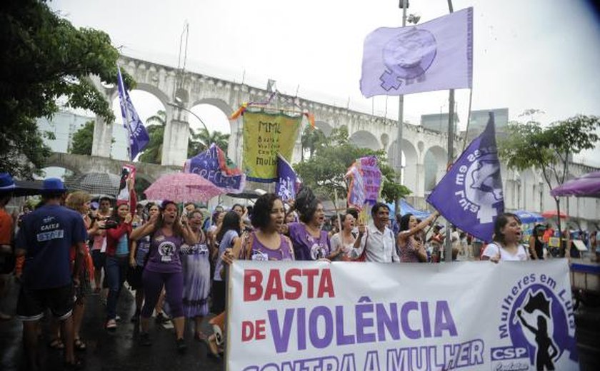 Aprovação do feminicídio é avanço na luta das mulheres, dizem especialistas