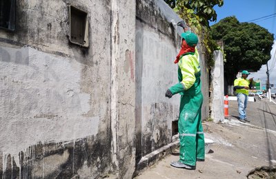 Avenida Leste-Oeste recebe serviços para melhorar sinalização e tráfego de veículos