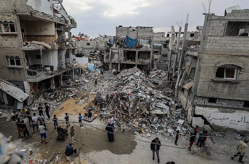 Jornalista que perdeu 3 filhos em Gaza tenta manter ofício em meio a tragédia pessoal