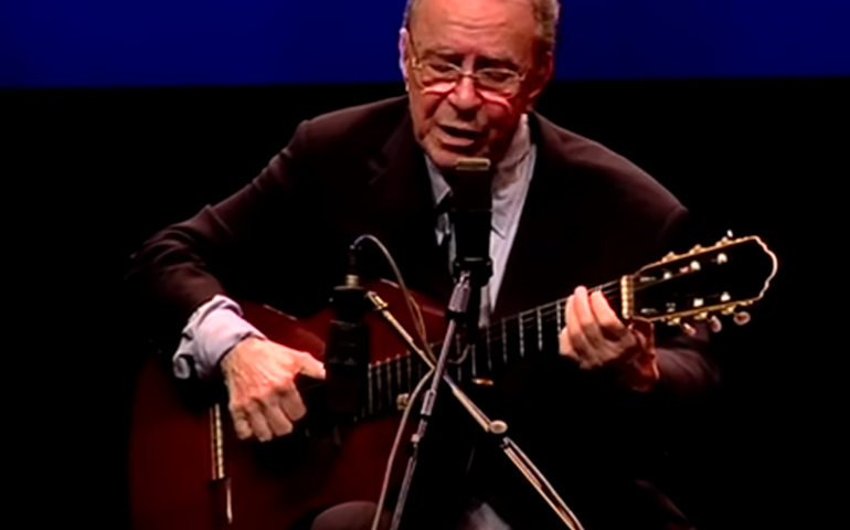 Vídeos inéditos mostram incômodo de João Gilberto ao ser gravado supostamente sem aviso