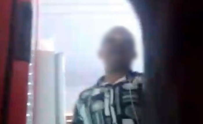 Imagens mostram momento em que menor registra o suspeito no estabelecimento