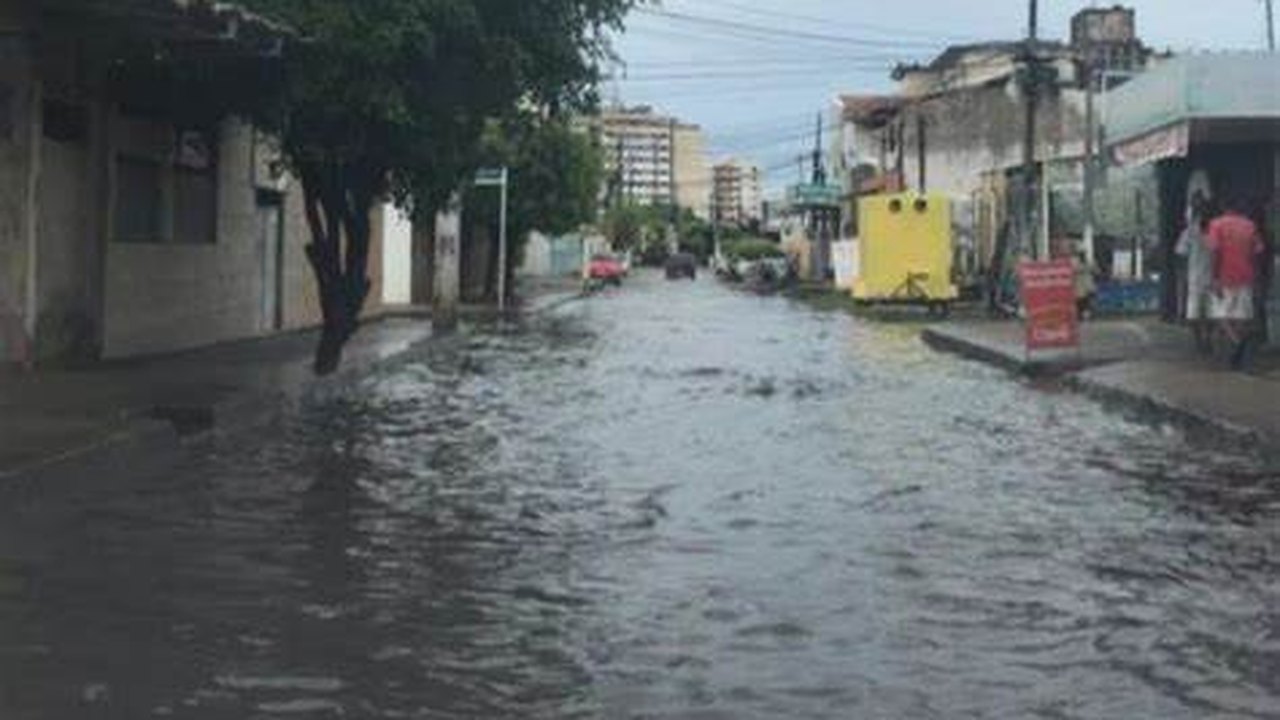 Inmet alerta para chuvas intensas em 72 municípios até esta quarta-feira