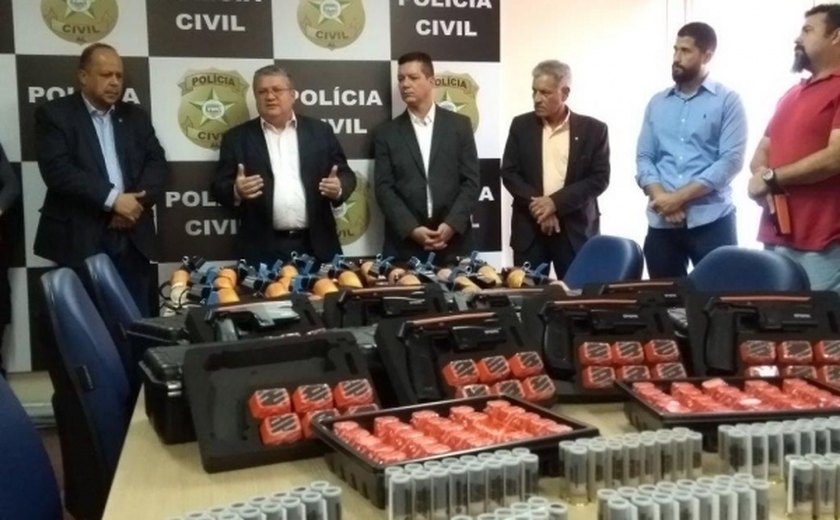 Polícia Civil de Alagoas faz entrega de armas e munições não letais