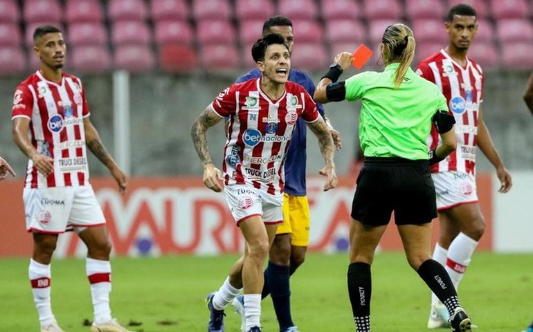 Jean Carlos, do Náutico, é denunciado no TJD por partir para cima de árbitra