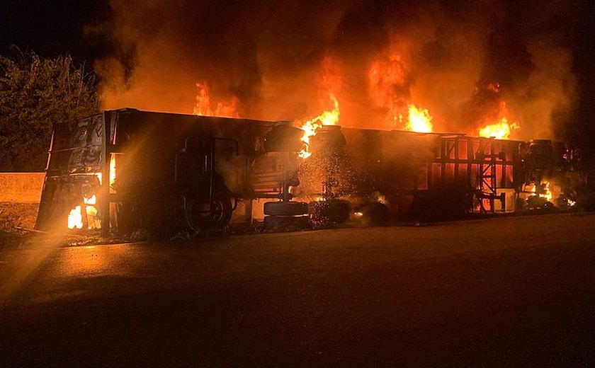 Caminhão de tapetes em chamas na BR-101