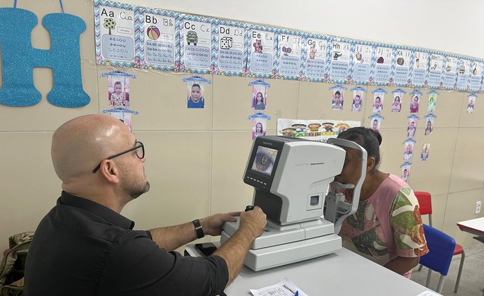 Aluna faz exame para diagnostico de problemas na visão