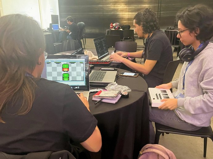 Presença feminina é conquista de espaço na maratona de games da Roga DX