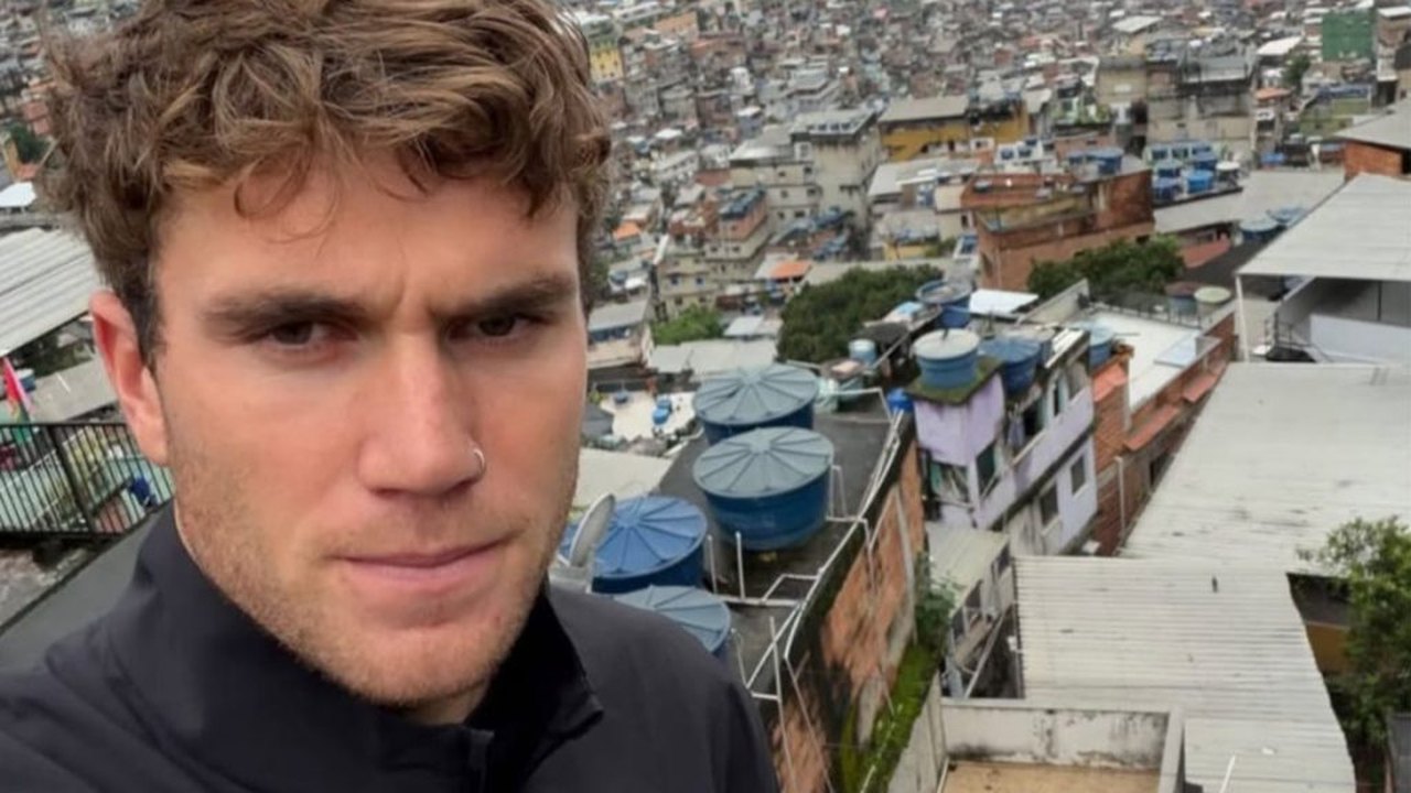 Britânico ex-top 4 visita comunidade no Rio de Janeiro