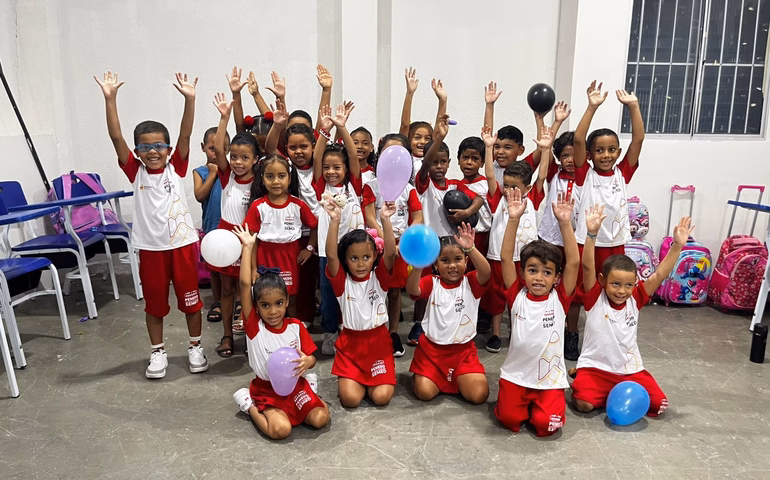Ano letivo começa com fardamento novo para 11 mil alunos da rede municipal de Penedo
