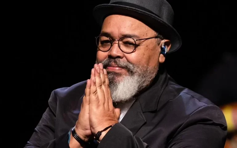 Jorge Aragão é furtado em aeroporto e perde equipamentos de show