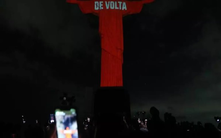 Imagens de lutadores são projetadas no Cristo Redentor para promover UFC no Rio