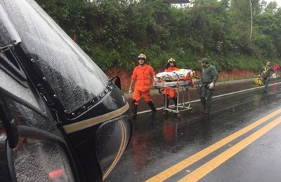 Van do transporte complementar capota e deixa feridos na BR-104