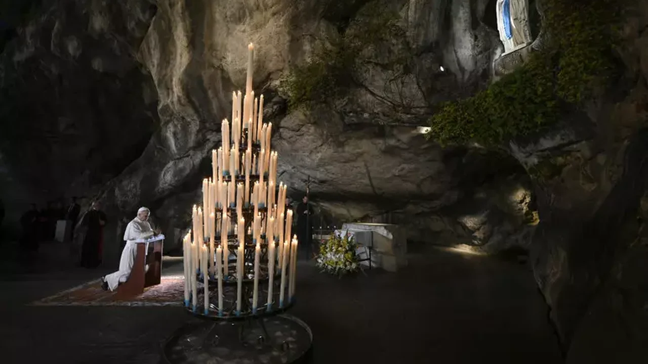 Papa roga pelo 'fim do ódio e violência' em Gruta das Aparições em Lourdes