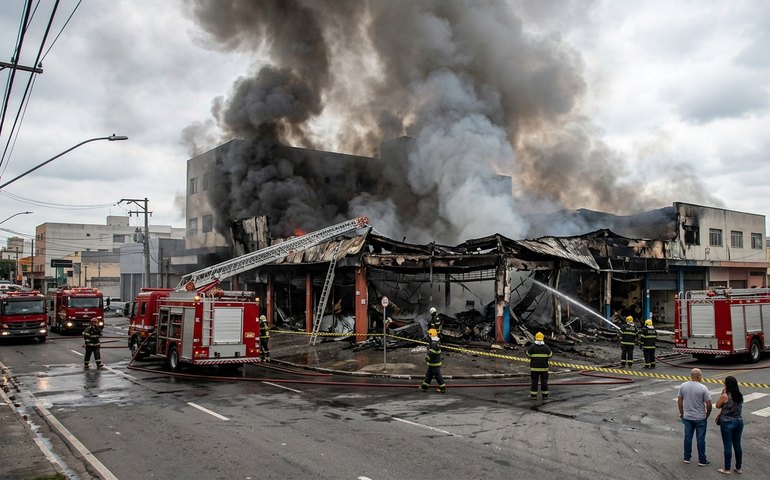 Incêndio de grandes proporções atinge comércio em Santo André