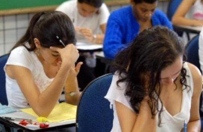 Controlar a ansiedade é importante para quem vai fazer o Enem, diz psicóloga