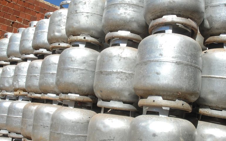 Tesourada do governo corta recursos do auxílio gás e da educação básica