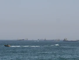 EUA lançam novos ataques contra o Irã; forças iranianas fecham Ormuz