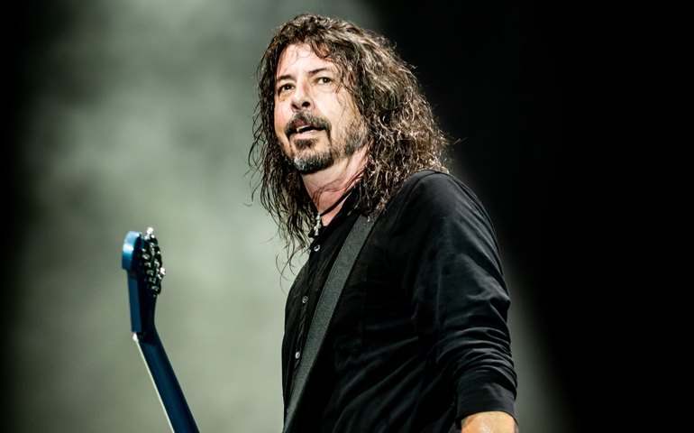 Dave Grohl, do Foo Fighters, usa placa para lembrar de não falar palavrão em show em Abu Dhabi
