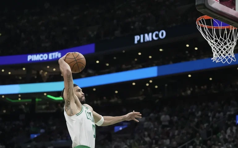 Jayson Tatum retorna com força aos playoffs pelos Celtics, que derrotam os 76ers por 123 a 91 no Jogo 1