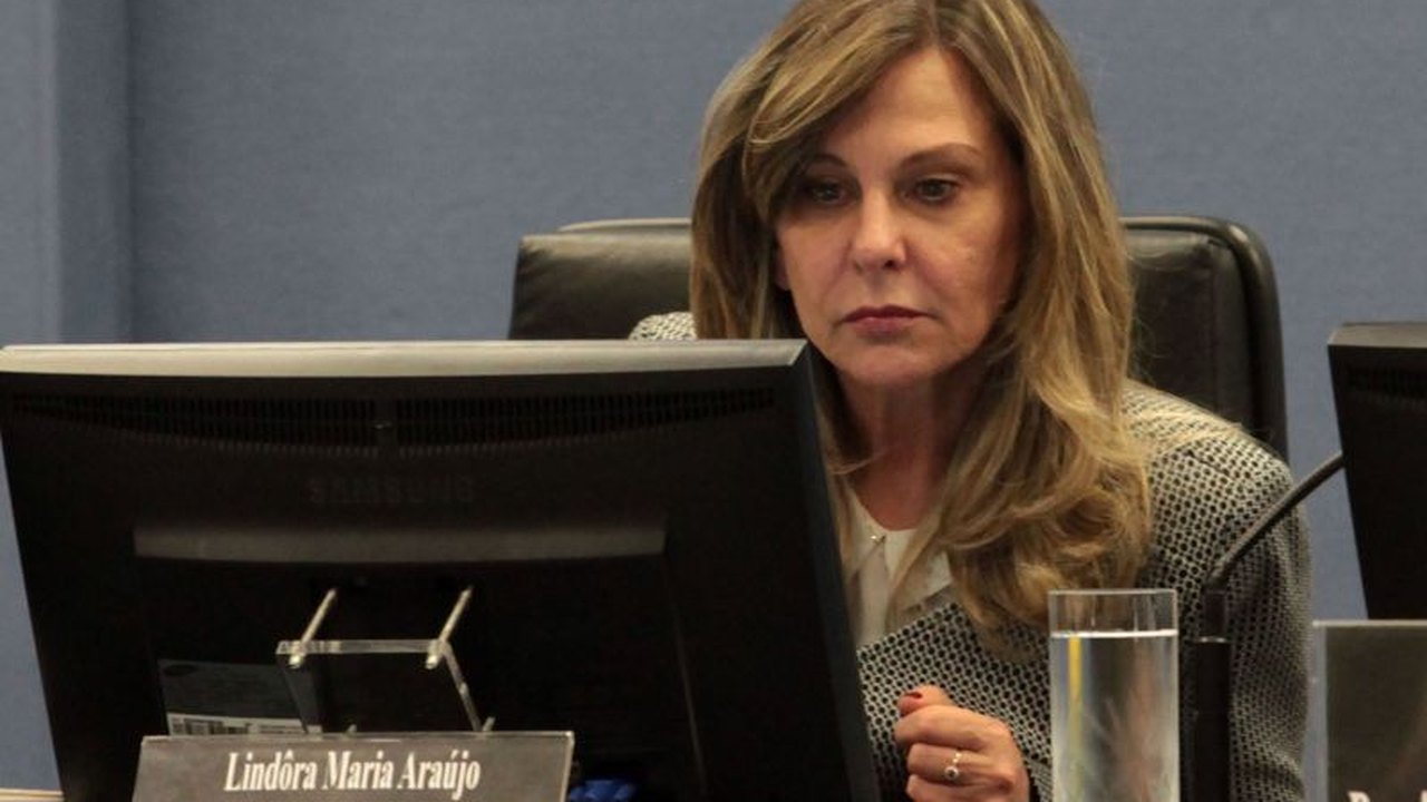 Lindôra quer arquivar notícias-crime contra Bolsonaro por fala racista a apoiador
