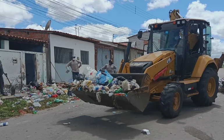 Intervenção em Delmiro: Justiça atende MP e ordena internação de acumulador e limpeza de 'casa do lixo'